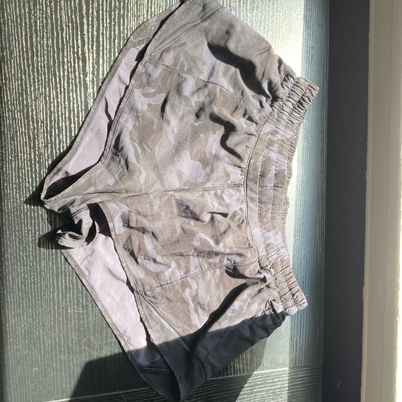 Lululemon Hotty Hot Short II *2.5" Low rise - Picture 2 of 4